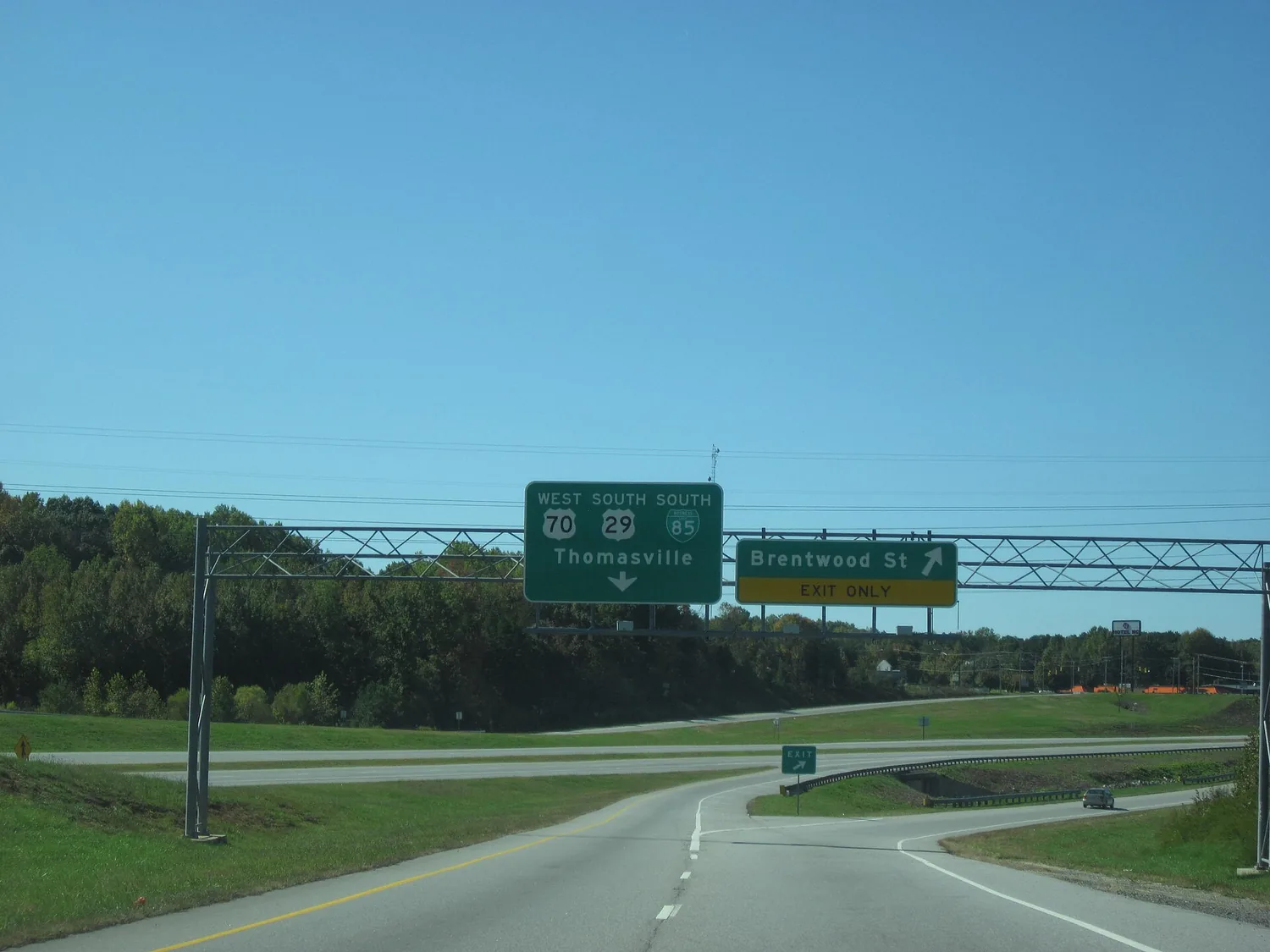 Overhead signs for US 70, US 29 and Business 85 south toward Thomasville, with the exit for Brentwood Street.